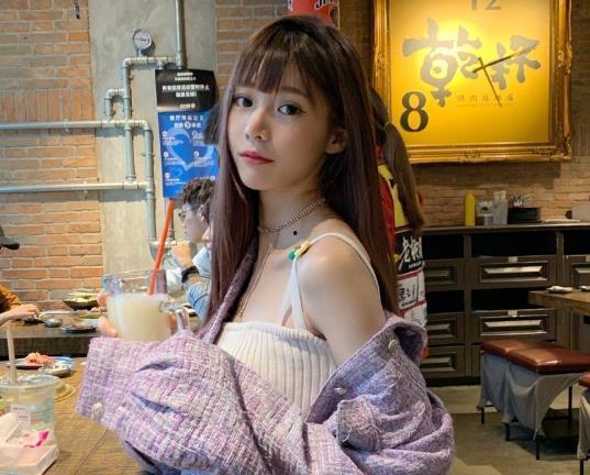 路人路过吃瓜女孩,路人目睹吃瓜女孩的趣味瞬间