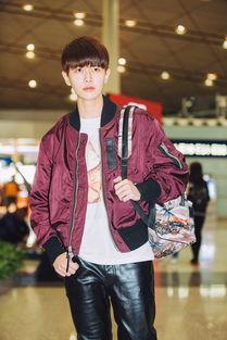 任嘉伦机场吃瓜,揭秘明星私下生活瞬间