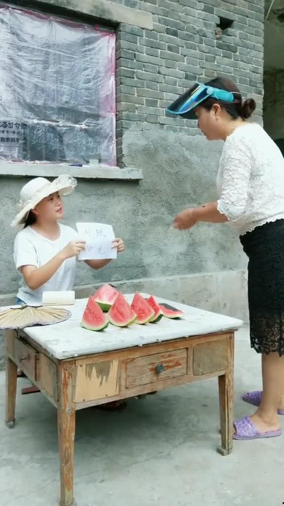 大妈卖瓜吃瓜搞笑,欢乐搞笑一箩筐