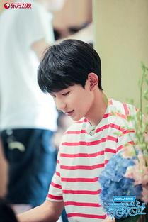 抱着偶像吃瓜,一场甜蜜的偶像盛宴