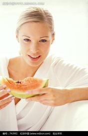 美女吃哈密瓜软糖,美女品尝哈密瓜软糖的甜蜜瞬间